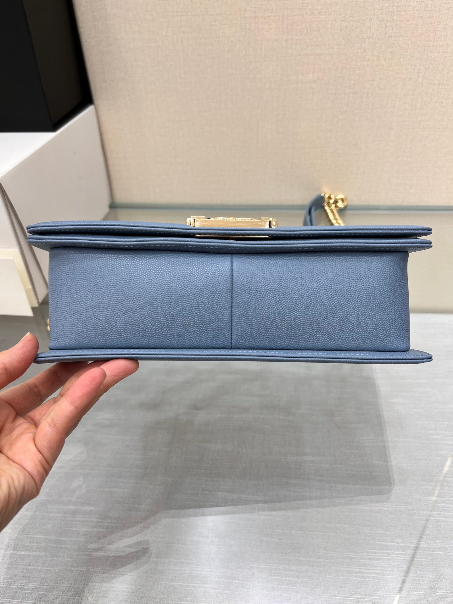 SAC GARÇON MOYEN 25 BLEU NUAGE CAVIAR QUINCAILLERIE OR