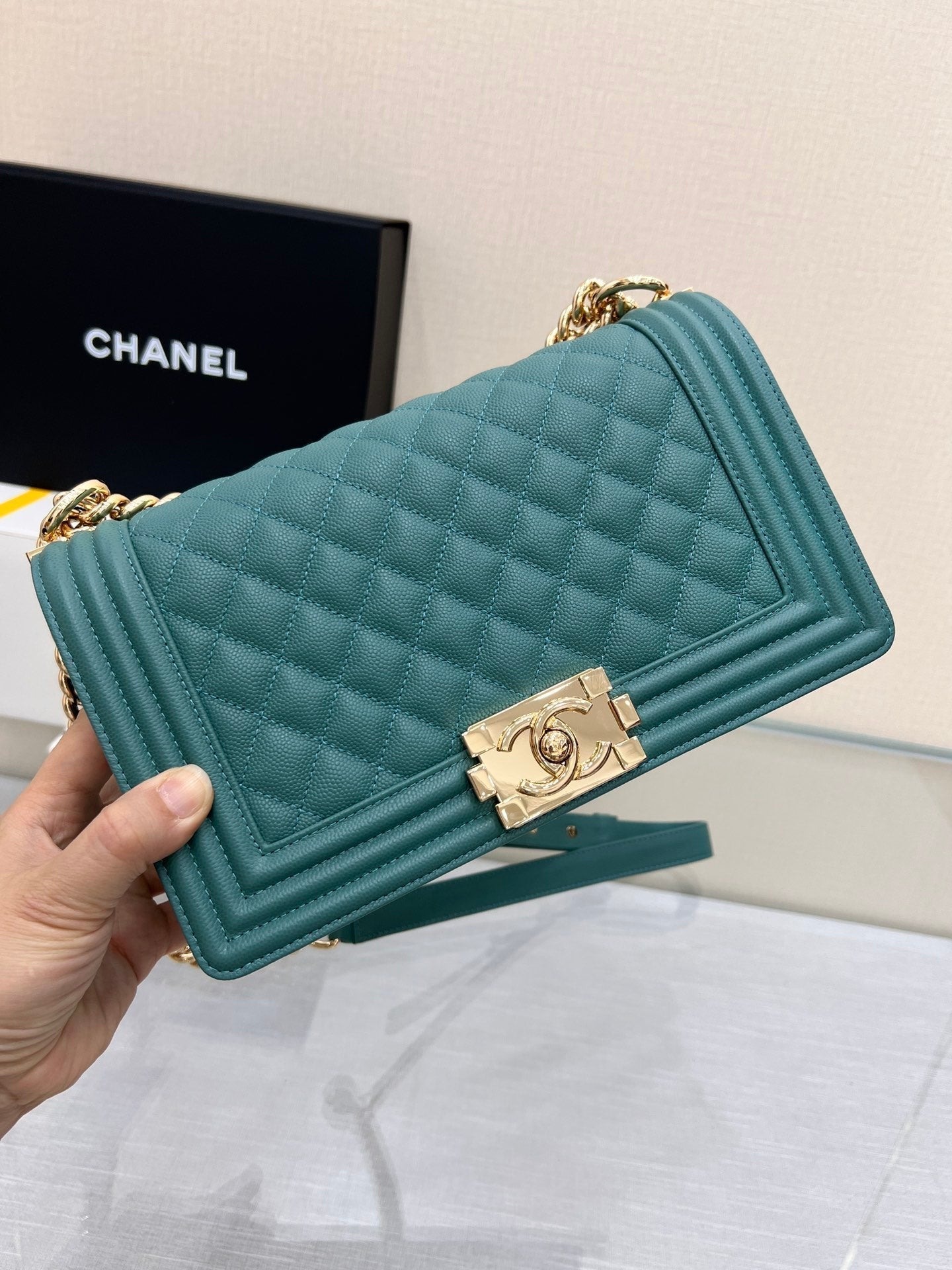 SAC GARÇON MOYEN 25 EVERGREEN CAVIAR QUINCAILLERIE OR
