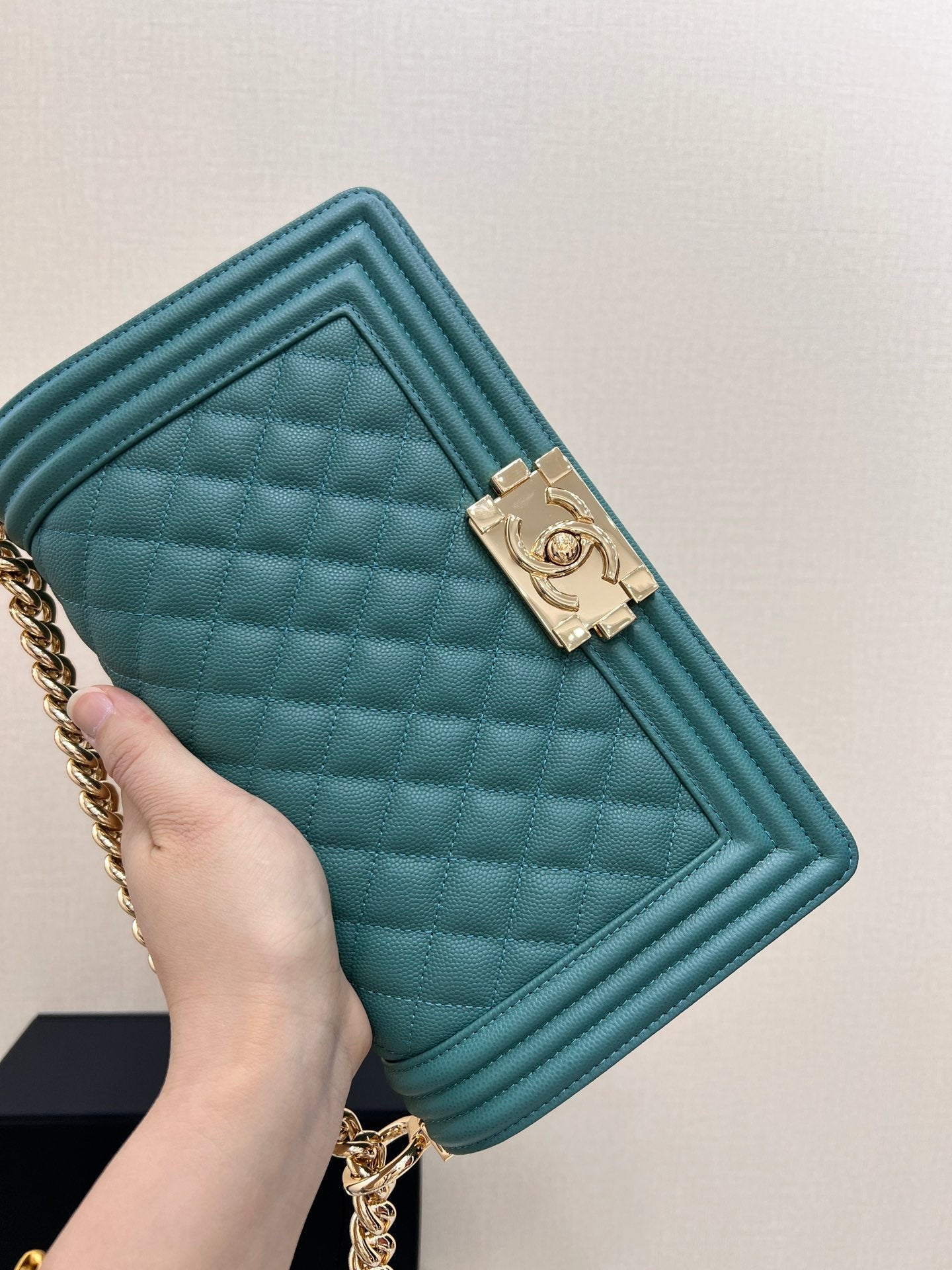 SAC GARÇON MOYEN 25 EVERGREEN CAVIAR QUINCAILLERIE OR