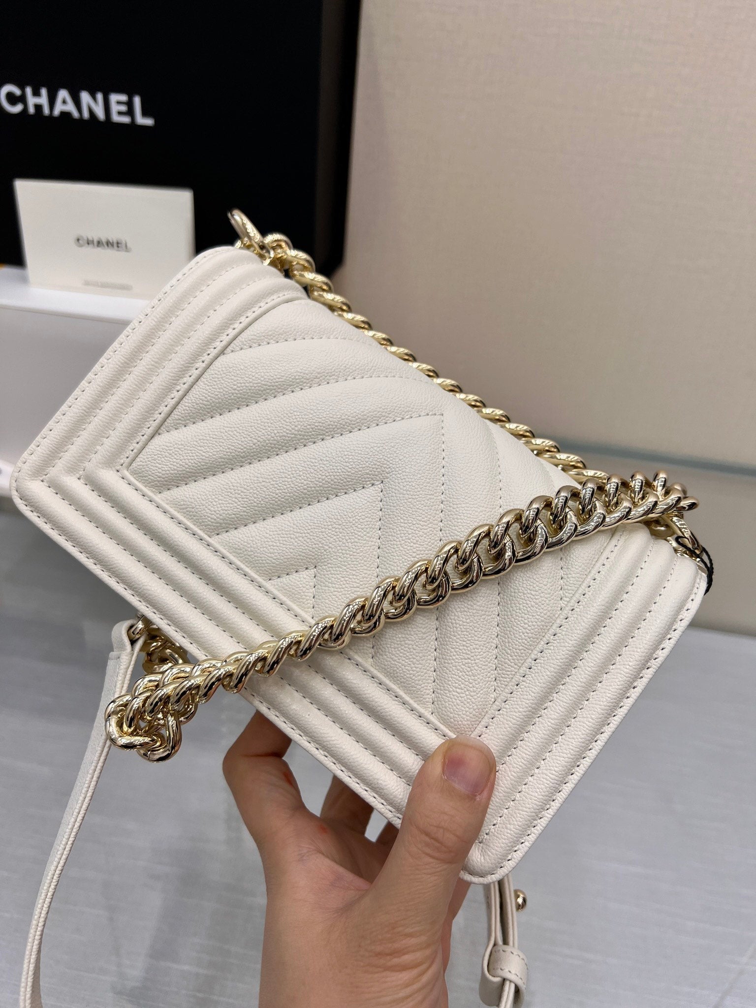SAC GARÇON PETIT 20 CHEVRON BLANC CAVIAR QUINCAILLERIE OR