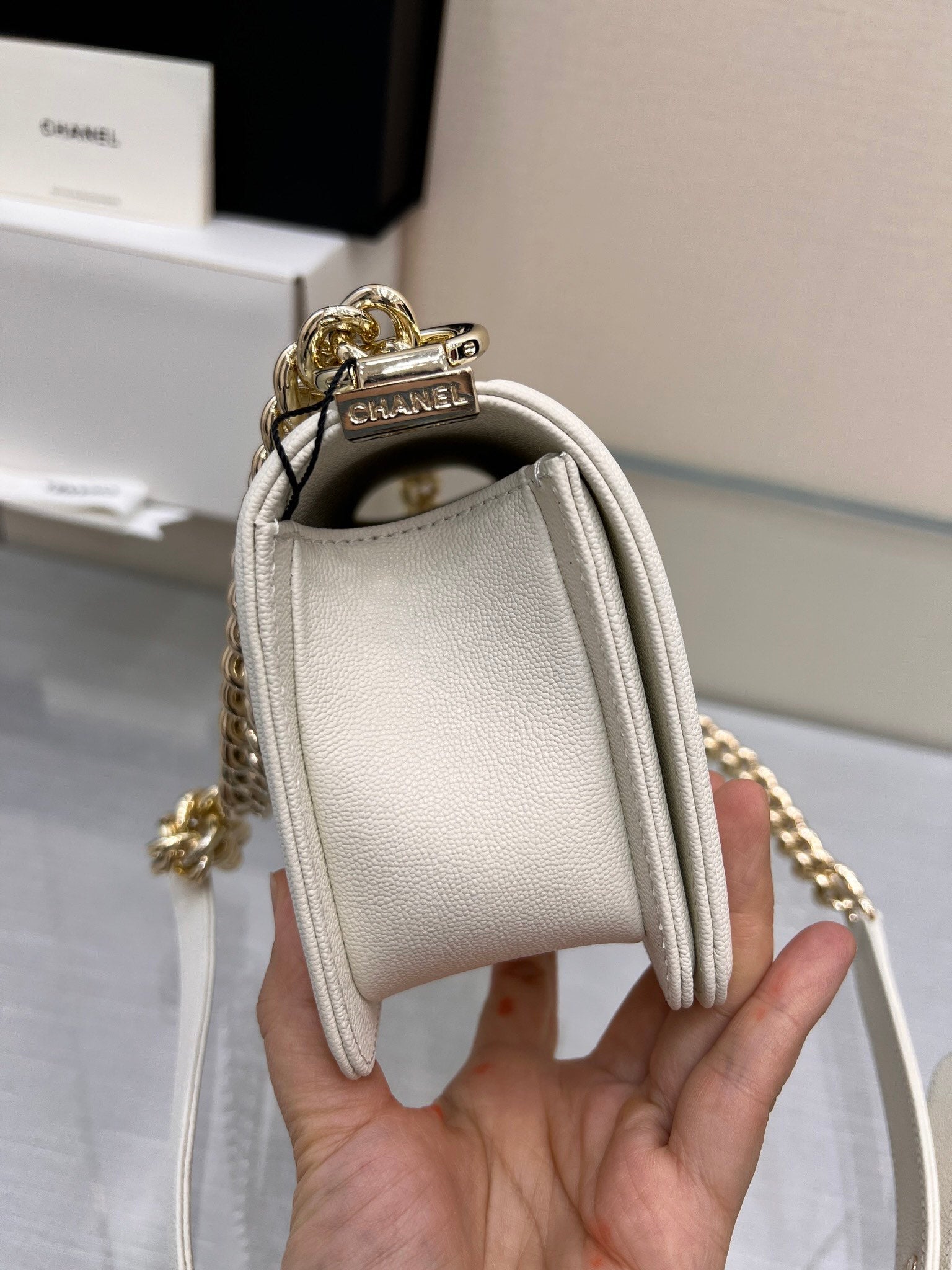 SAC GARÇON PETIT 20 CHEVRON BLANC CAVIAR QUINCAILLERIE OR