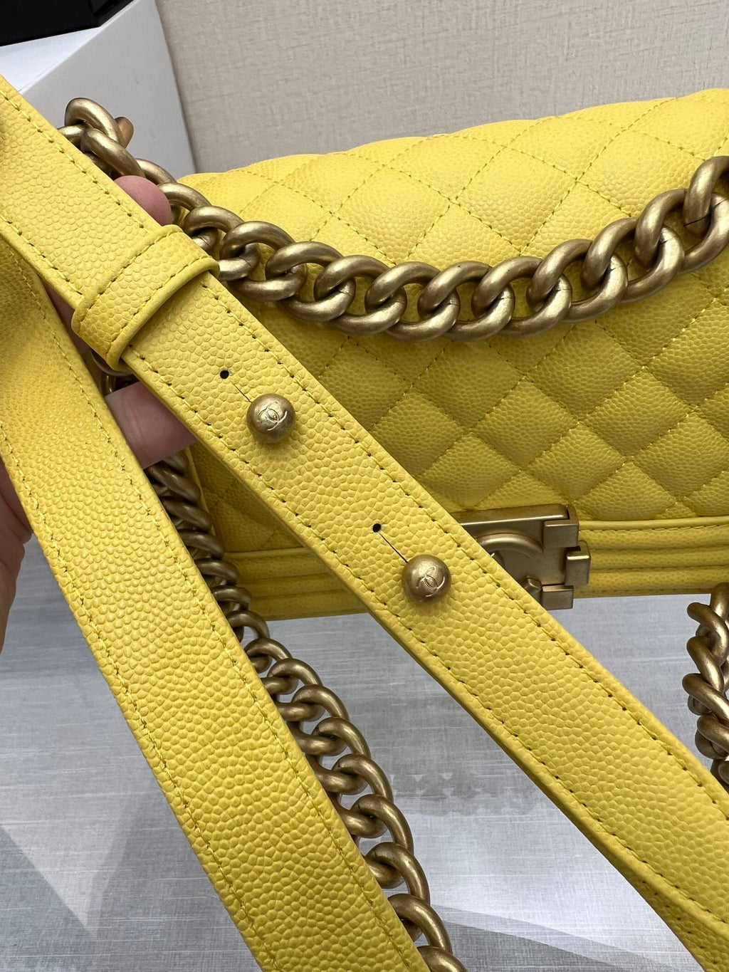 SAC GARÇON PETIT 20 CAVIAR JAUNE QUINCAILLERIE OR