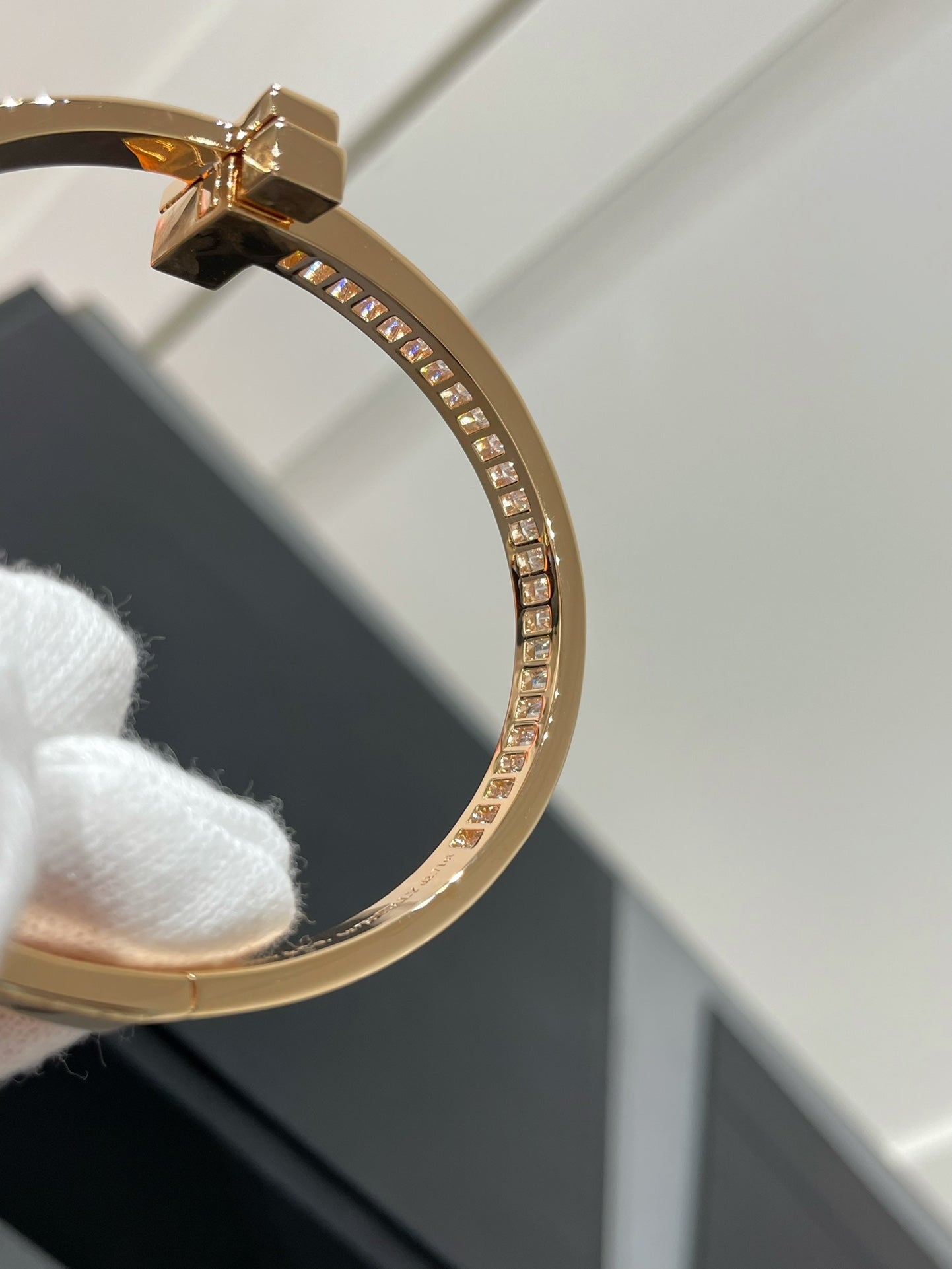 WIDE HINGED BANGLE ROSE GOLD WITH BAGUETTE DIAMONDS