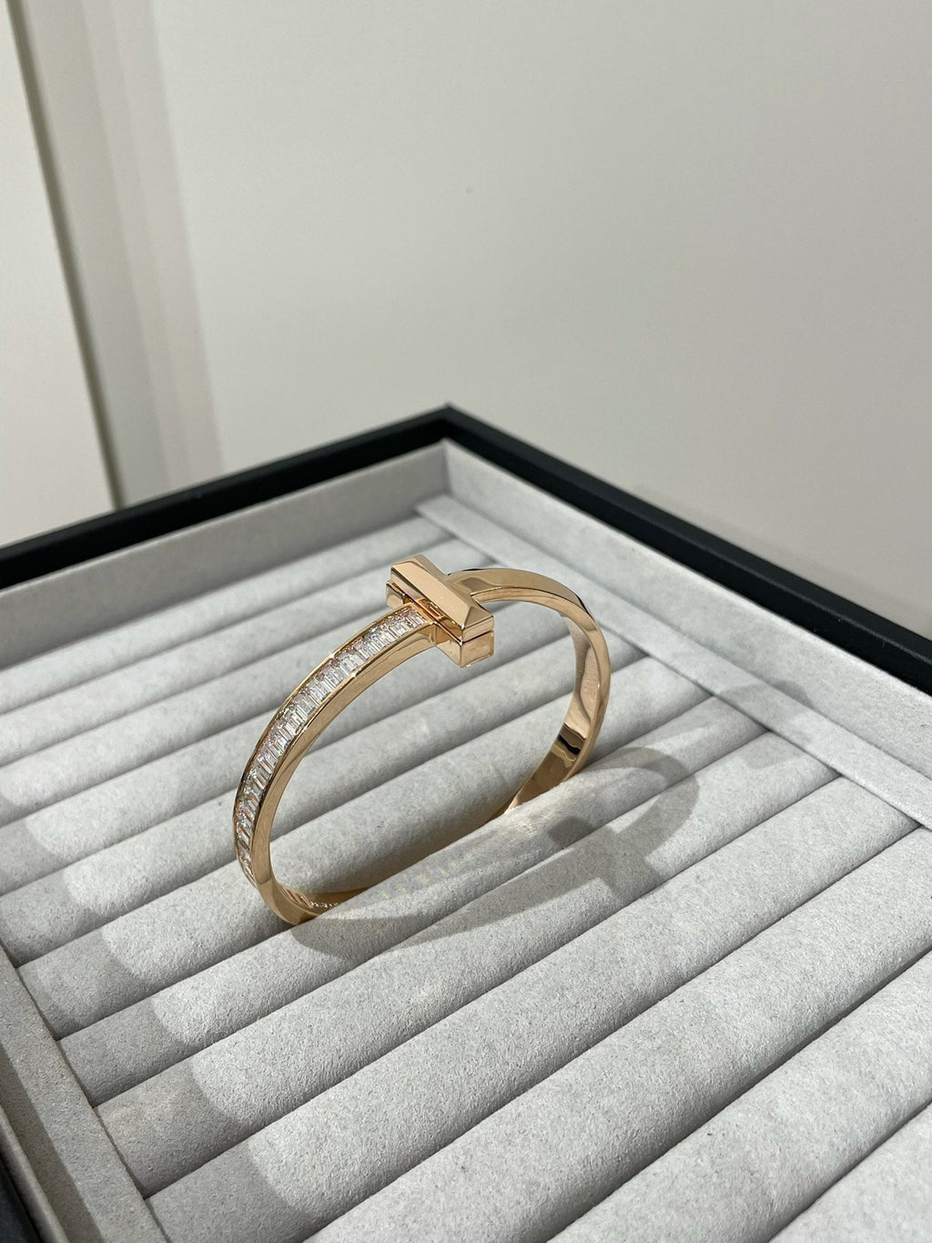 WIDE HINGED BANGLE ROSE GOLD WITH BAGUETTE DIAMONDS