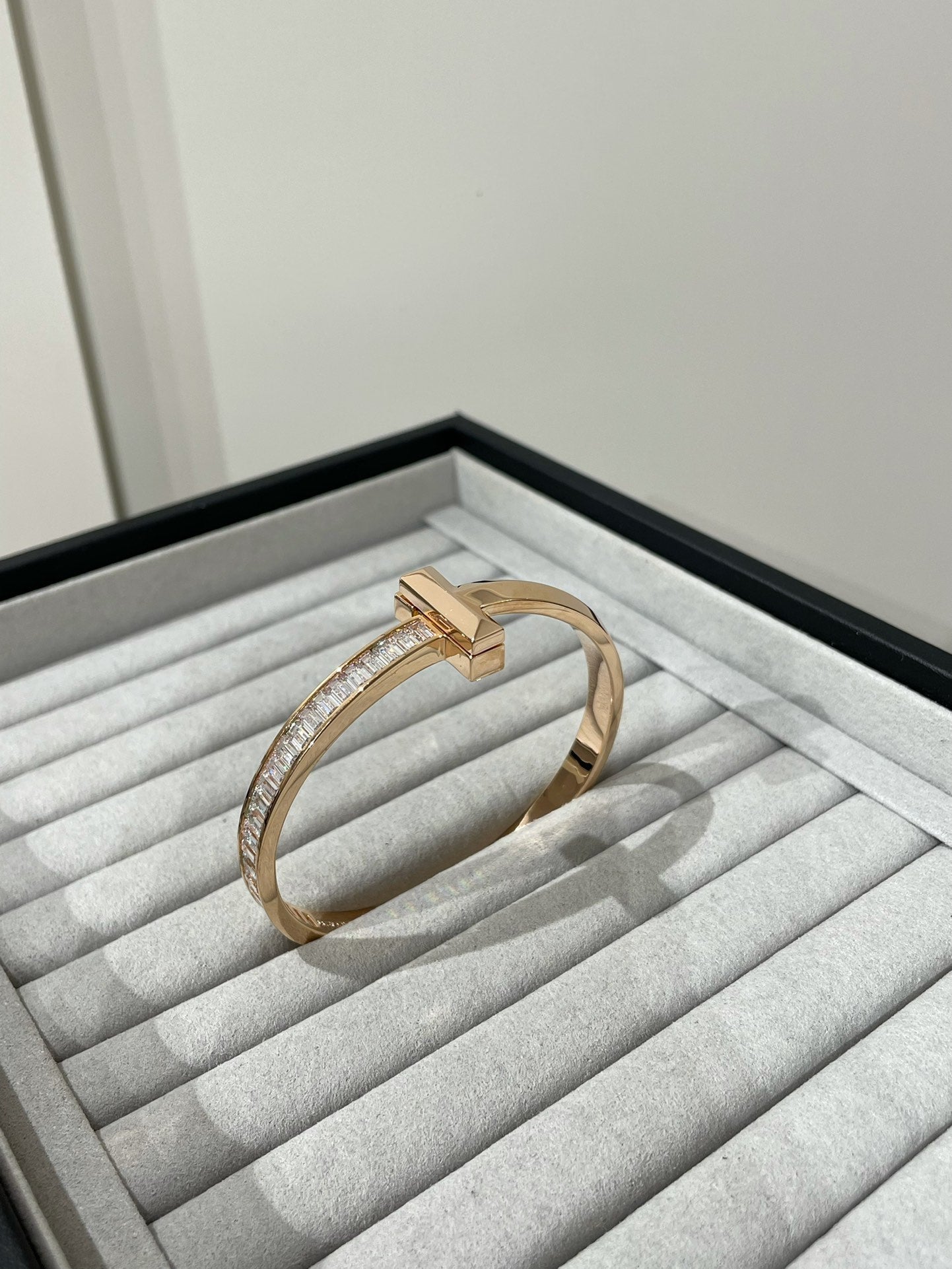 WIDE HINGED BANGLE ROSE GOLD WITH BAGUETTE DIAMONDS