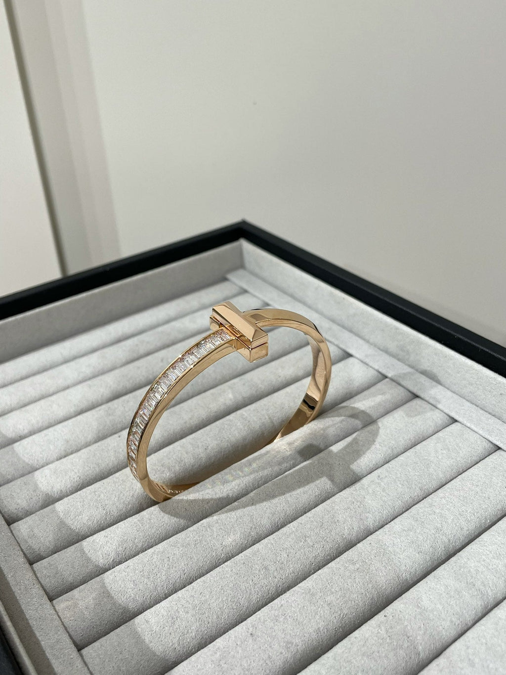 WIDE HINGED BANGLE ROSE GOLD WITH BAGUETTE DIAMONDS