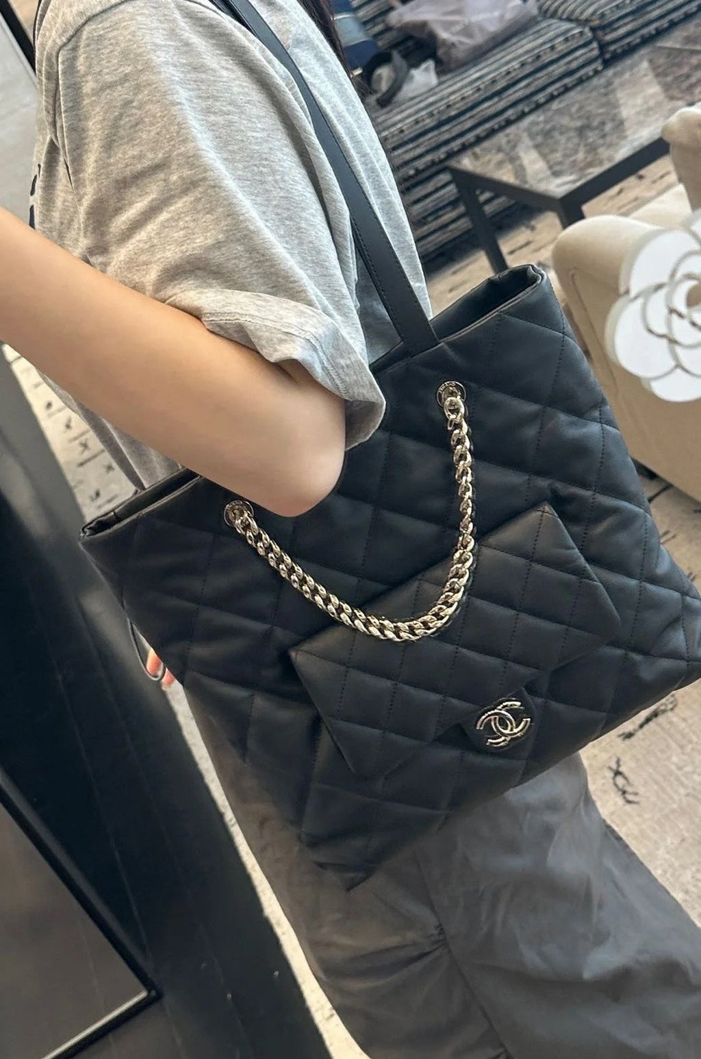 CC 19 TOTE 33CM CUIR D'AGNEAU NOIR QUINCAILLERIE DORÉ