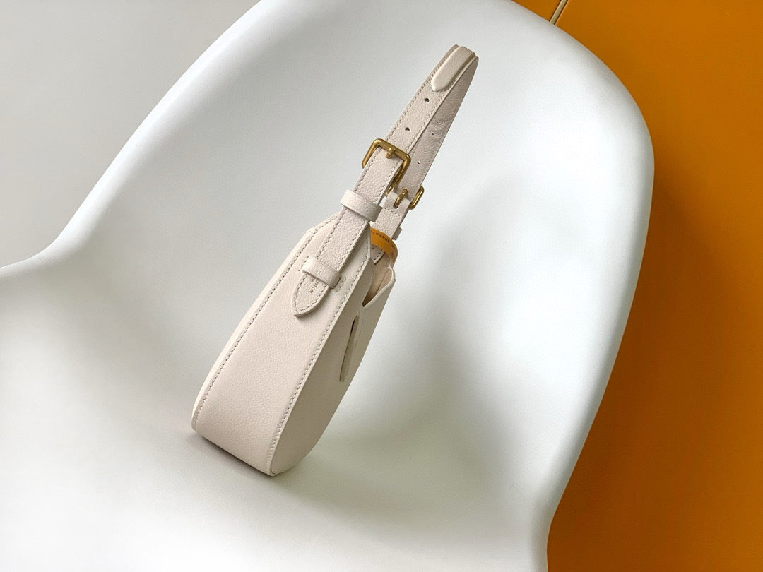 SAC À BANDOULIÈRE DISCRET 26 CM EN CUIR DE VEAU CRÈME 
