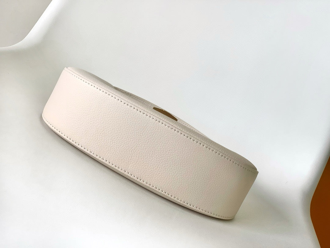 SAC À BANDOULIÈRE DISCRET 26 CM EN CUIR DE VEAU CRÈME 