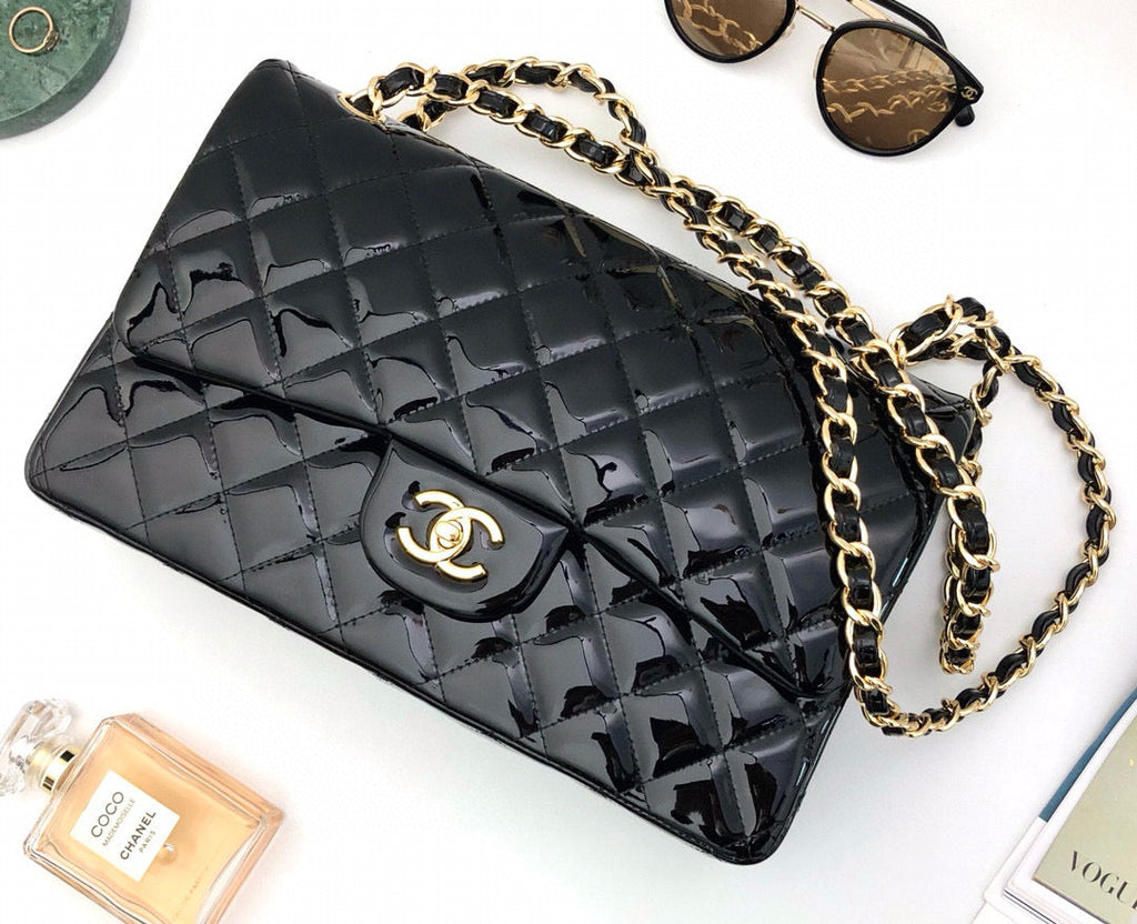 SAC À RABAT JUMBO CLASSIQUE 30 CM EN CUIR DE VEAU VERNI NOIR QUINCAILLERIE DORÉ 