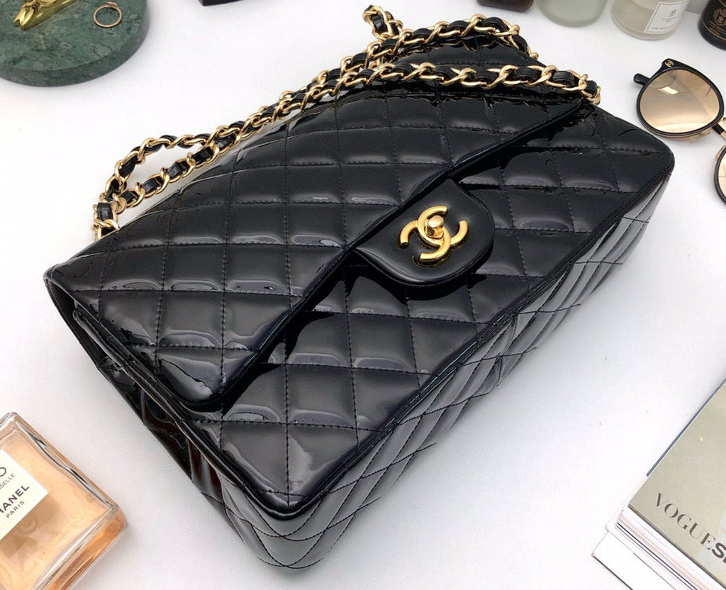 SAC À RABAT JUMBO CLASSIQUE 30 CM EN CUIR DE VEAU VERNI NOIR QUINCAILLERIE DORÉ 
