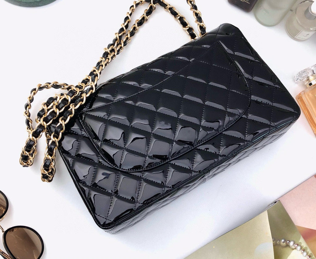 SAC À RABAT JUMBO CLASSIQUE 30 CM EN CUIR DE VEAU VERNI NOIR QUINCAILLERIE DORÉ 