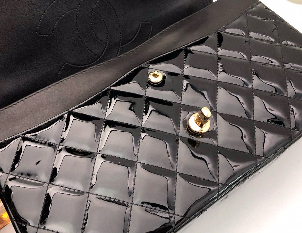 SAC À RABAT JUMBO CLASSIQUE 30 CM EN CUIR DE VEAU VERNI NOIR QUINCAILLERIE DORÉ 