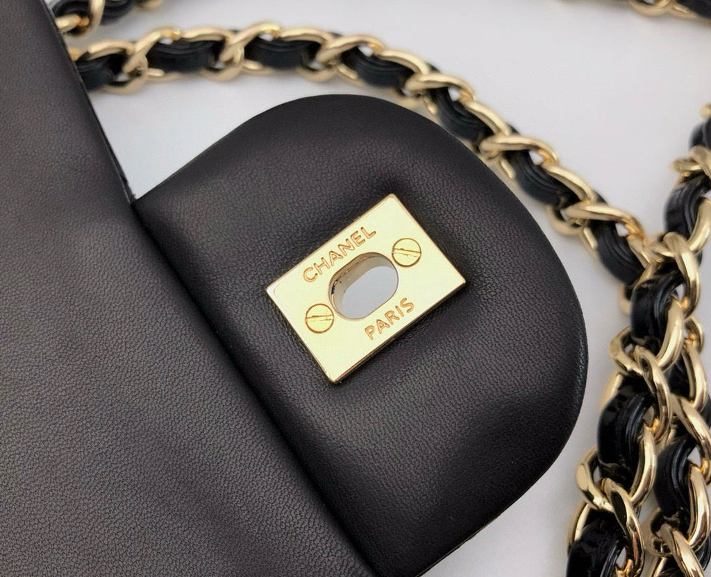 SAC À RABAT JUMBO CLASSIQUE 30 CM EN CUIR DE VEAU VERNI NOIR QUINCAILLERIE DORÉ 