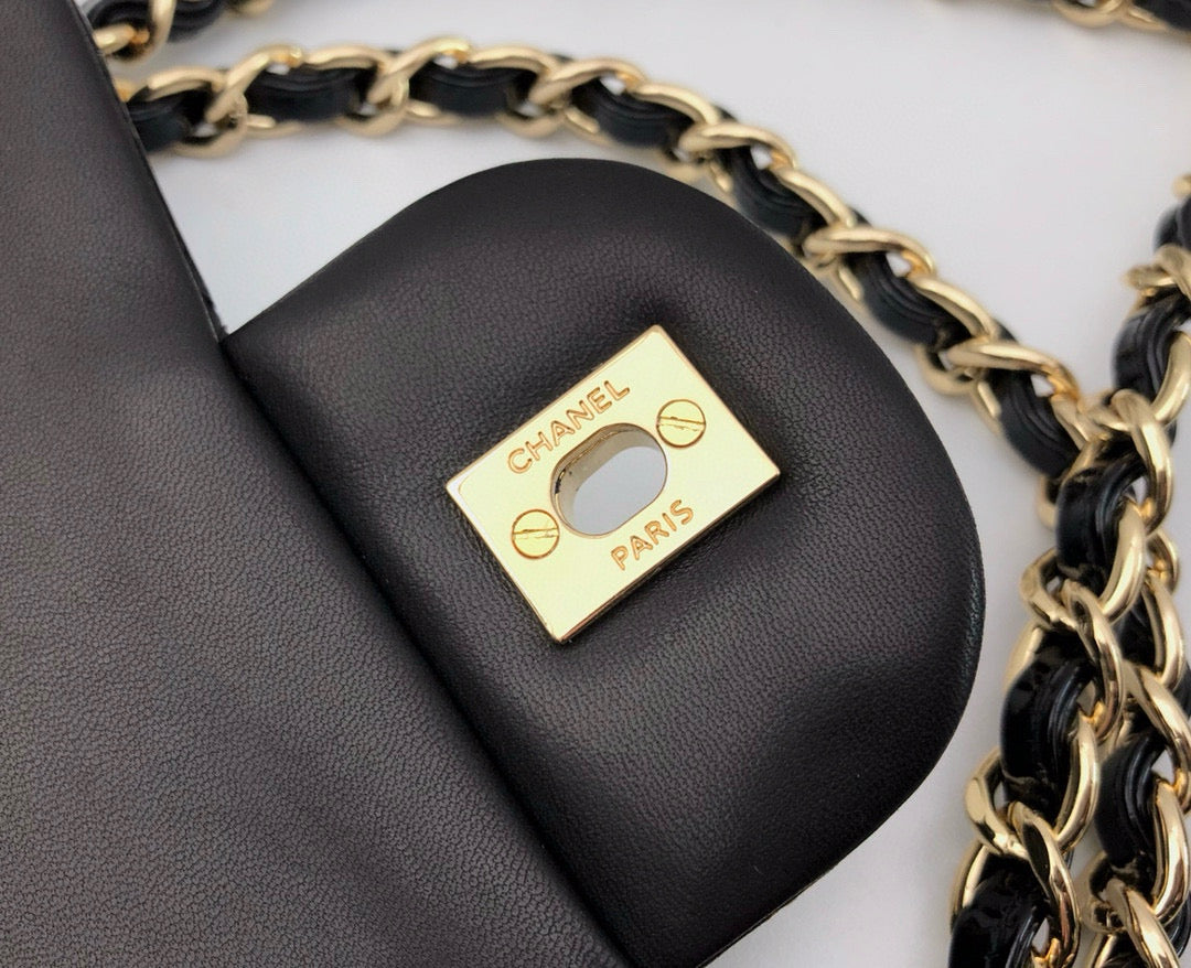 SAC À RABAT JUMBO CLASSIQUE 30 CM EN CUIR DE VEAU VERNI NOIR QUINCAILLERIE DORÉ 