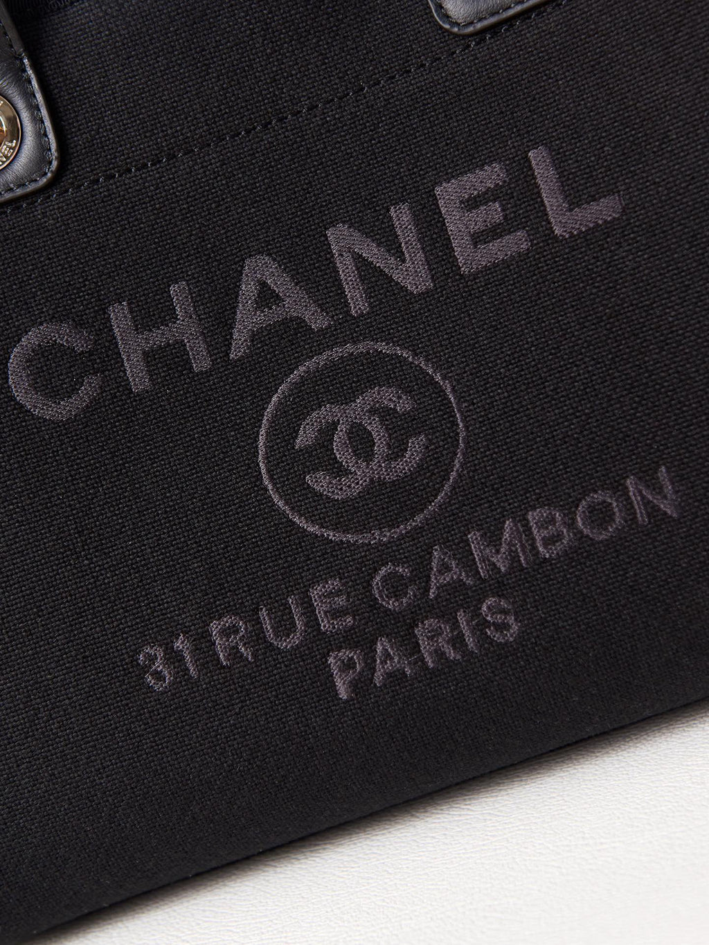 Petit sac cabas CC DEAUVILLE 33 cm en cuir de veau mélangé noir
