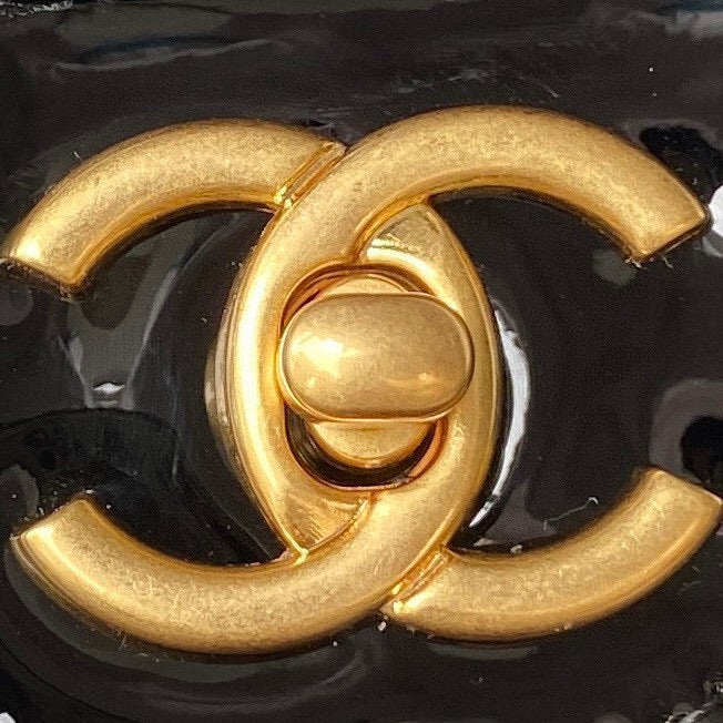 Grand sac à dos CC 31 cm en cuir de veau verni noir et matériel doré