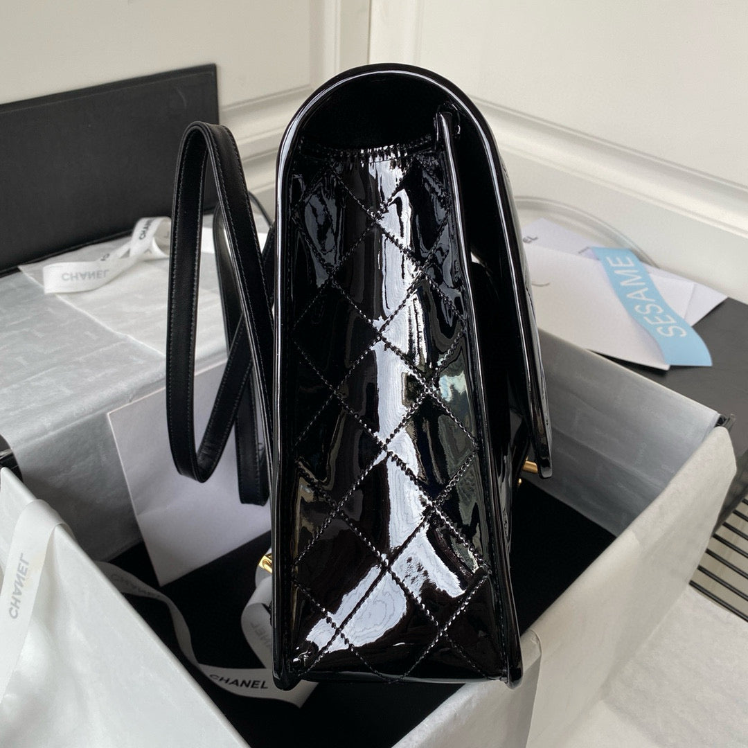 Grand sac à dos CC 31 cm en cuir de veau verni noir et matériel doré