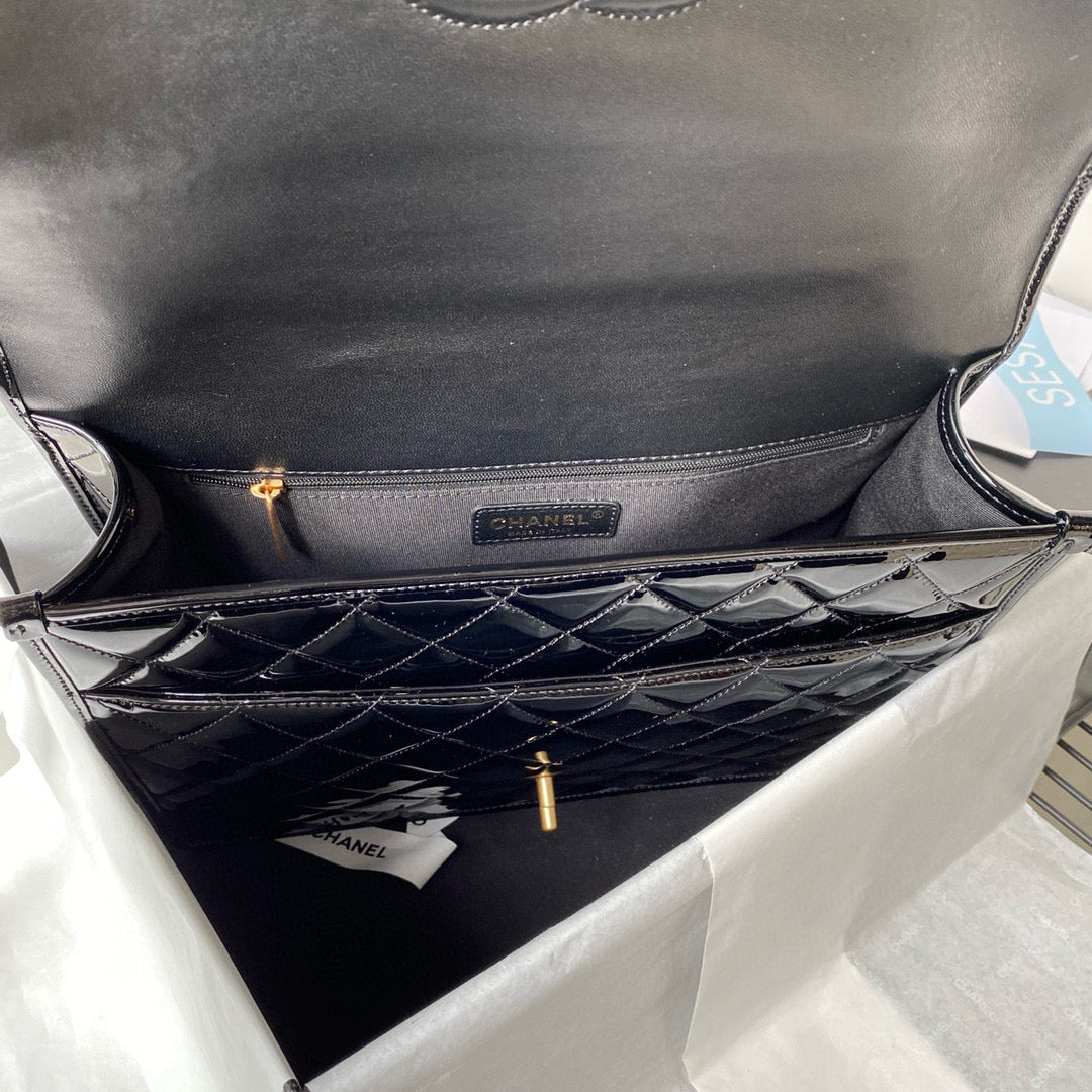 Grand sac à dos CC 31 cm en cuir de veau verni noir et matériel doré
