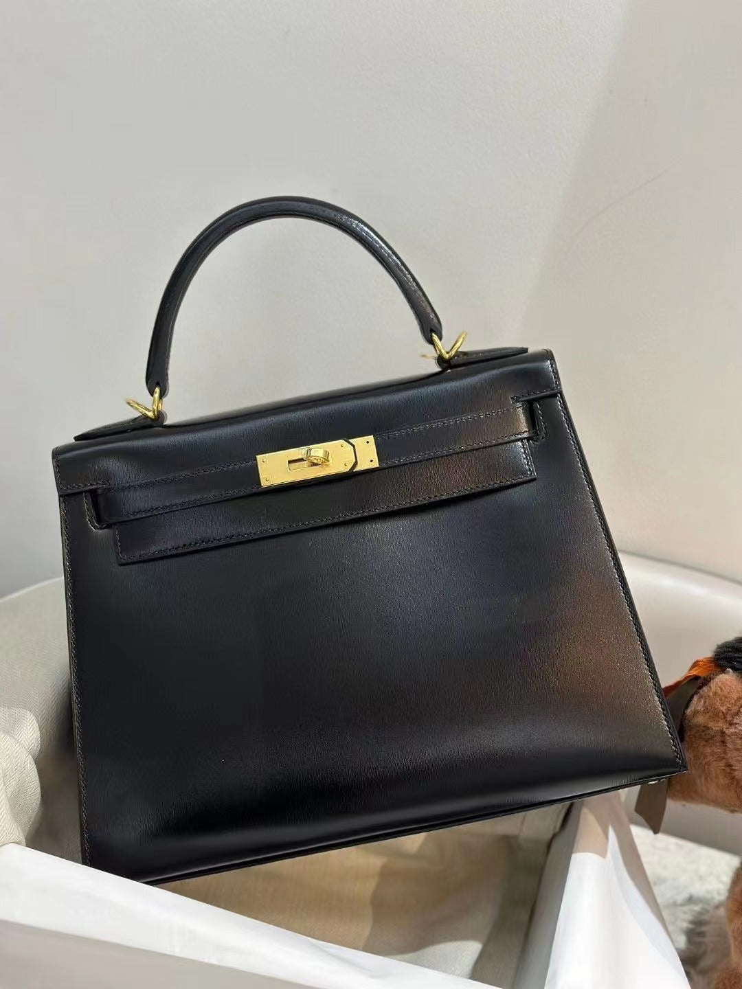 HM KELLY 28CM CUIR DE VEAU NOIR AVEC QUINCAILLERIE DORÉ