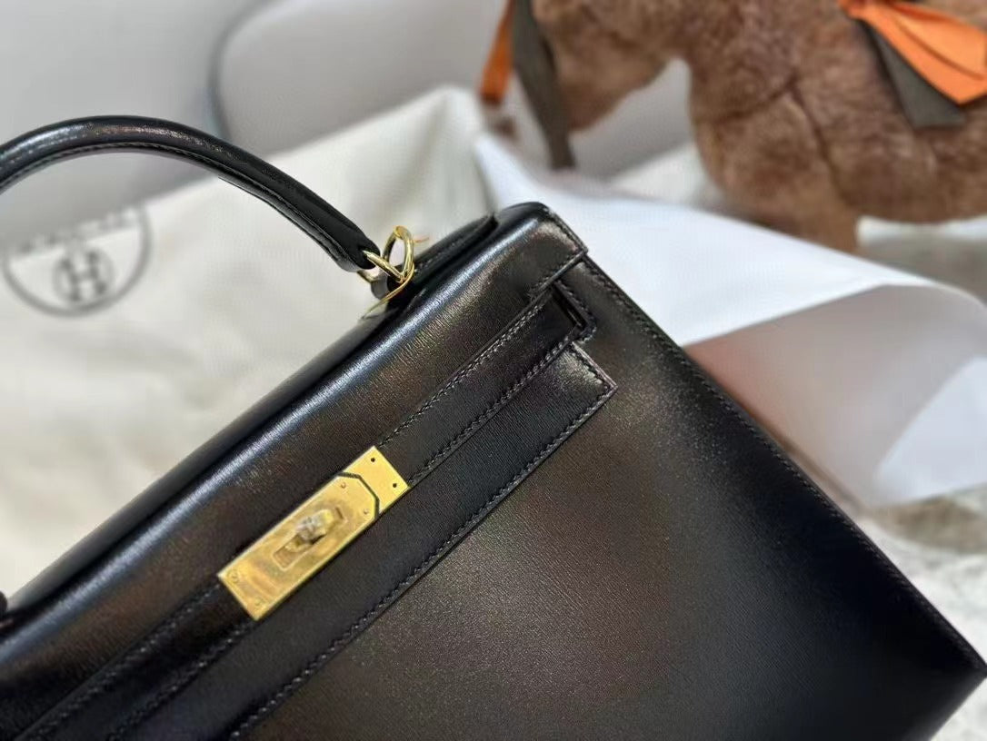 HM KELLY 28CM CUIR DE VEAU NOIR AVEC QUINCAILLERIE DORÉ