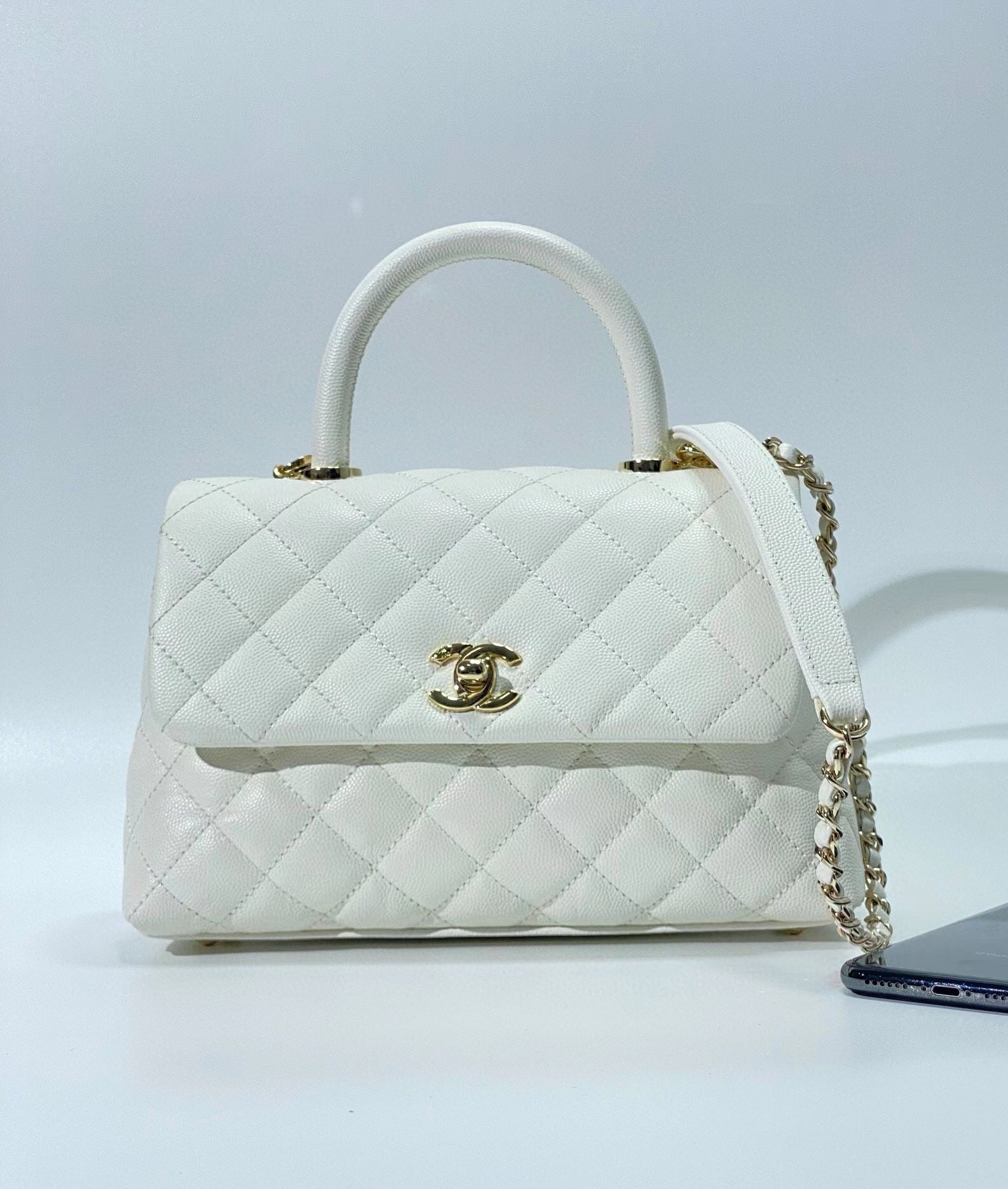 SAC À RABAT AVEC POIGNÉE EN COCO 23 CM BLANC MATELASSÉ CAVIAR QUINCAILLERIE OR CLAIR