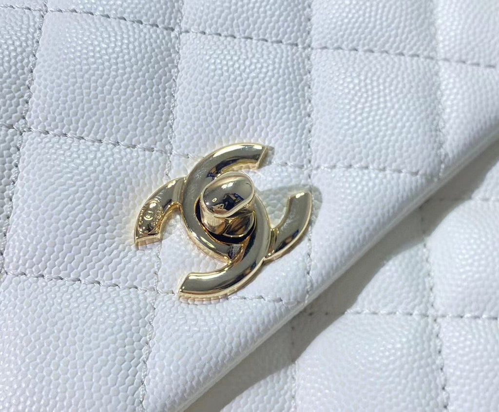 SAC À RABAT AVEC POIGNÉE EN COCO 23 CM BLANC MATELASSÉ CAVIAR QUINCAILLERIE OR CLAIR