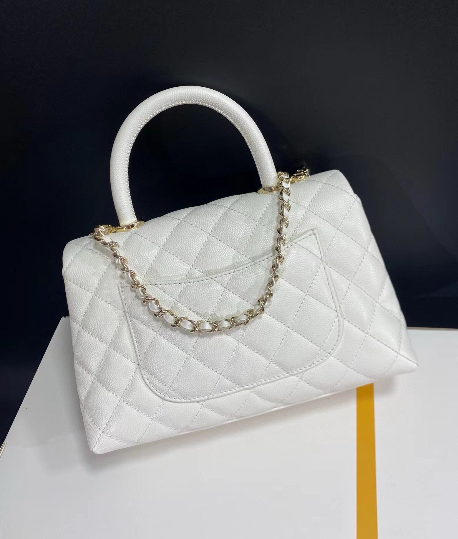 SAC À RABAT AVEC POIGNÉE EN COCO 23 CM BLANC MATELASSÉ CAVIAR QUINCAILLERIE OR CLAIR