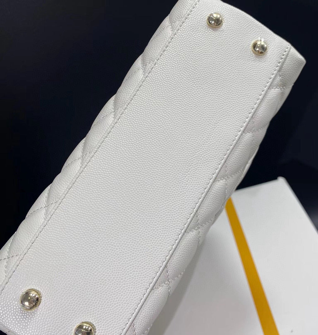 SAC À RABAT AVEC POIGNÉE EN COCO 23 CM BLANC MATELASSÉ CAVIAR QUINCAILLERIE OR CLAIR