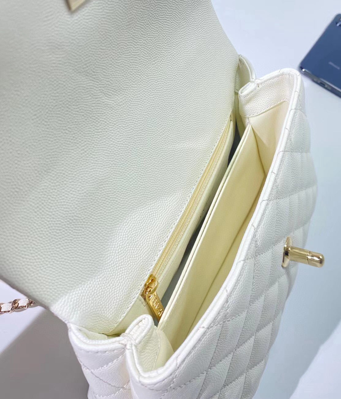 SAC À RABAT AVEC POIGNÉE EN COCO 23 CM BLANC MATELASSÉ CAVIAR QUINCAILLERIE OR CLAIR