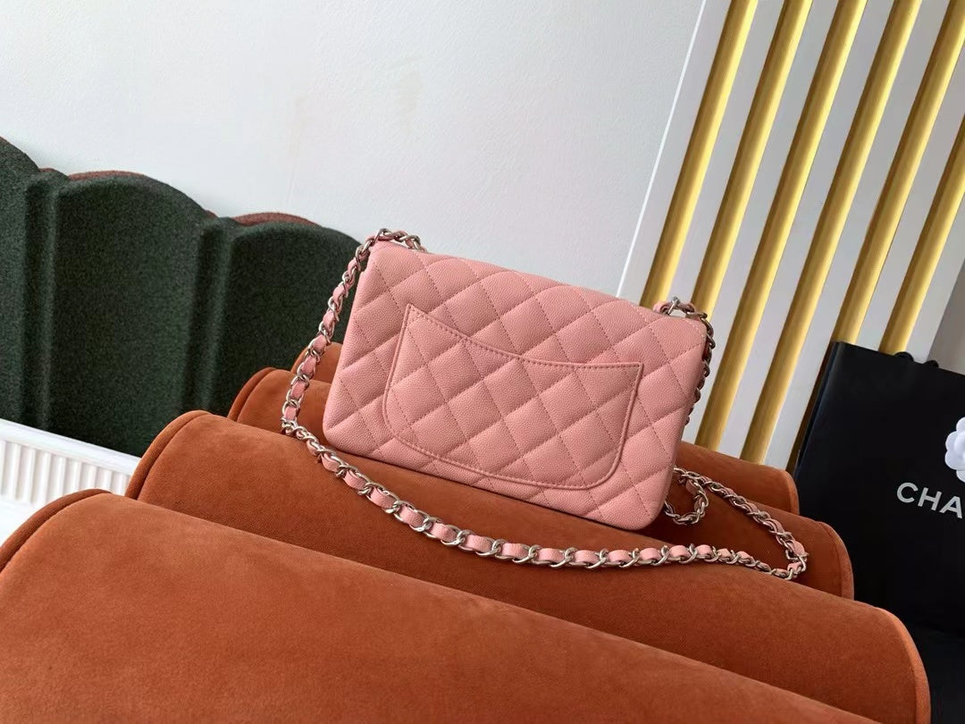 MINI SAC À RABAT 20 CM CUIR CAVIAR ROSE QUINCAILLERIE ARGENTÉE 