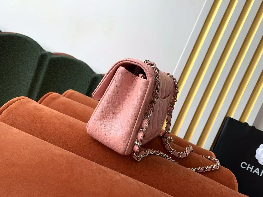 MINI SAC À RABAT 20 CM CUIR CAVIAR ROSE QUINCAILLERIE ARGENTÉE 