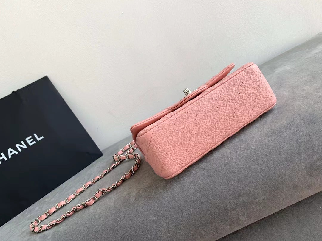 MINI SAC À RABAT 20 CM CUIR CAVIAR ROSE QUINCAILLERIE ARGENTÉE 
