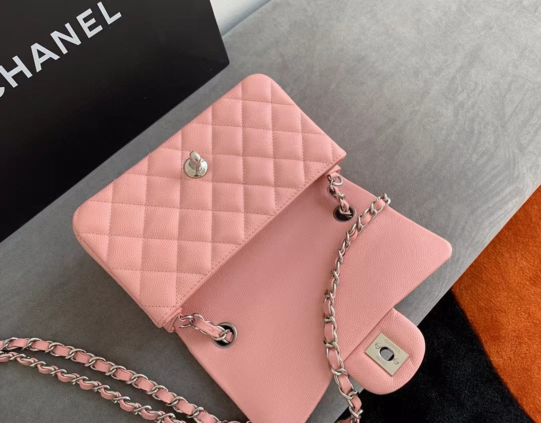 MINI SAC À RABAT 20 CM CUIR CAVIAR ROSE QUINCAILLERIE ARGENTÉE 