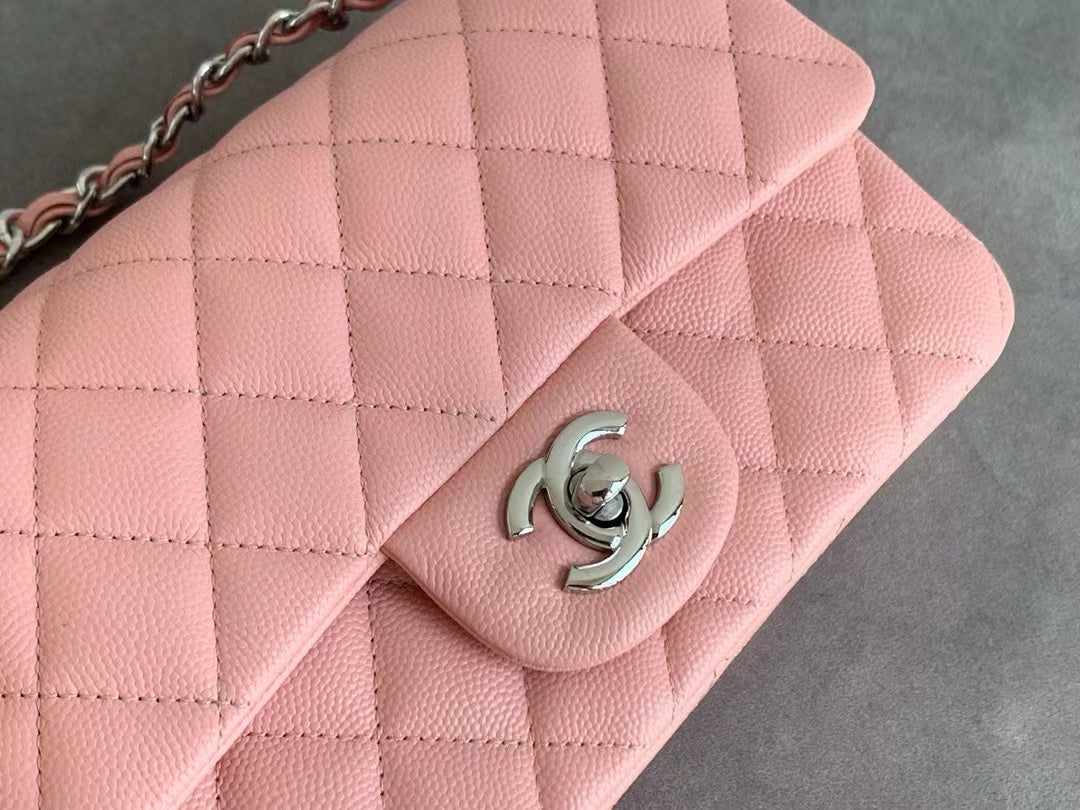 MINI SAC À RABAT 20 CM CUIR CAVIAR ROSE QUINCAILLERIE ARGENTÉE 