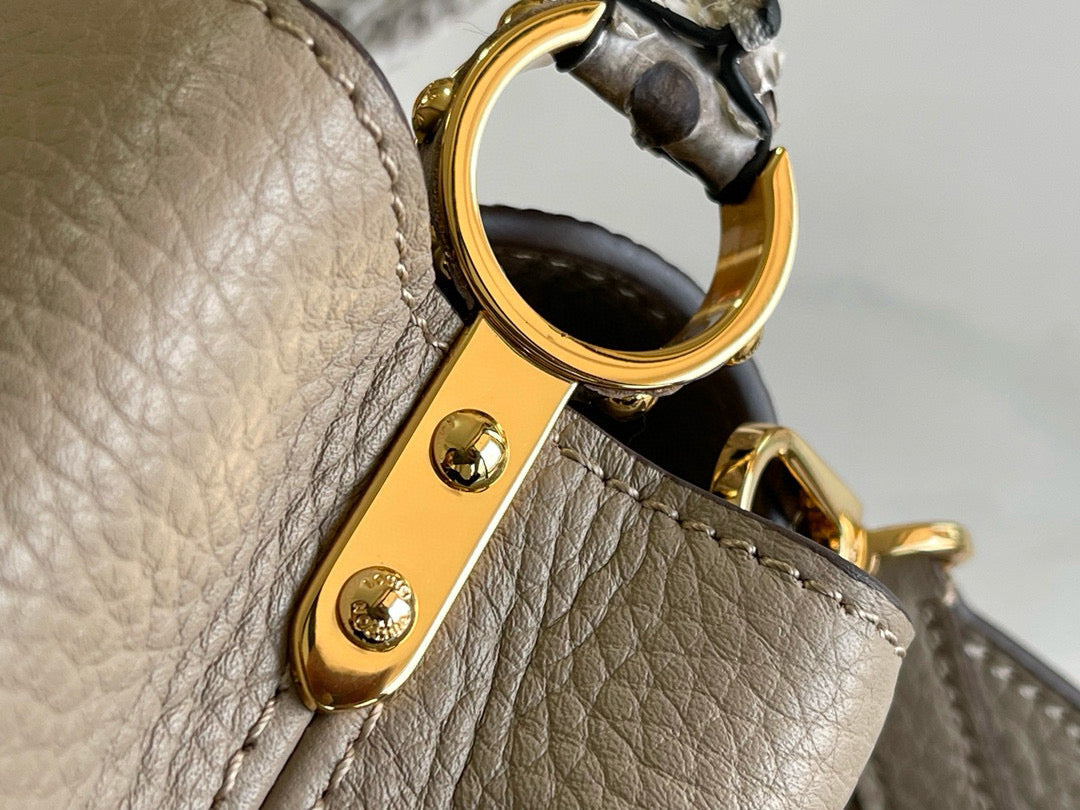SAC CAPUCINES EN CUIR DE VEAU MARRON CLAIR AVEC POIGNÉE SERPENT MEILLEURE VERSION