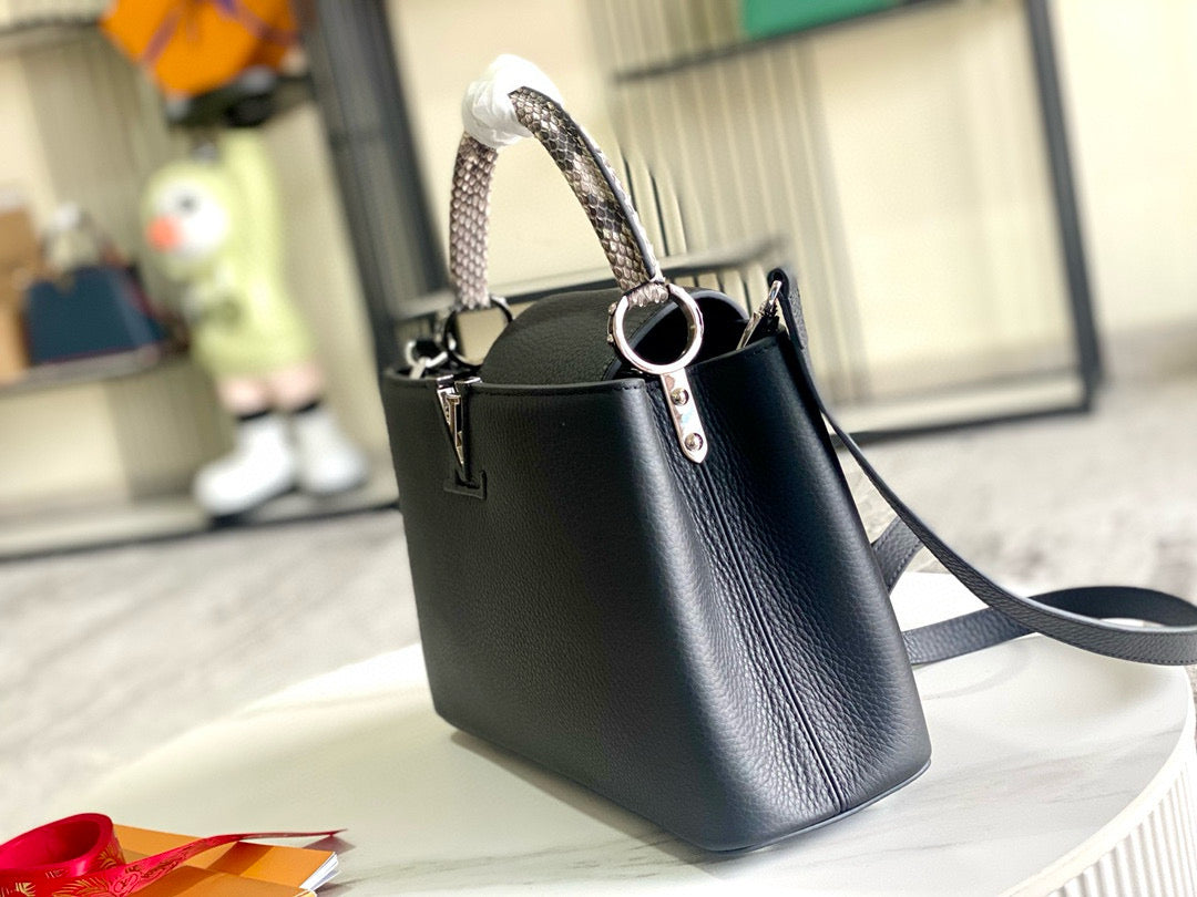 SAC CAPUCINES EN CUIR DE VEAU NOIR AVEC POIGNÉE SUPÉRIEURE EN SERPENT, MEILLEURE VERSION