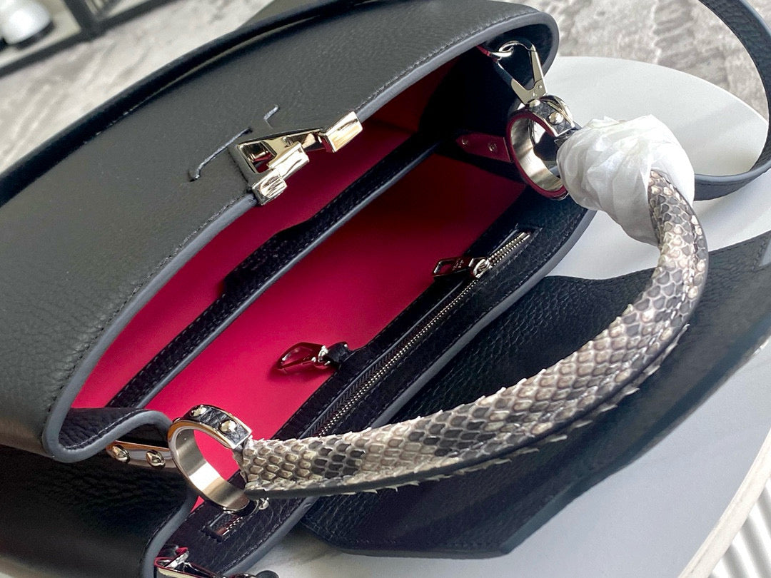 SAC CAPUCINES EN CUIR DE VEAU NOIR AVEC POIGNÉE SUPÉRIEURE EN SERPENT, MEILLEURE VERSION