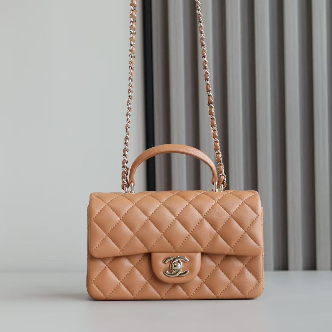 MINI SAC À RABAT AVEC POIGNÉE SUPÉRIEURE 20 CM EN CUIR D'AGNEAU MARRON QUINCAILLERIE DORÉ CLAIR