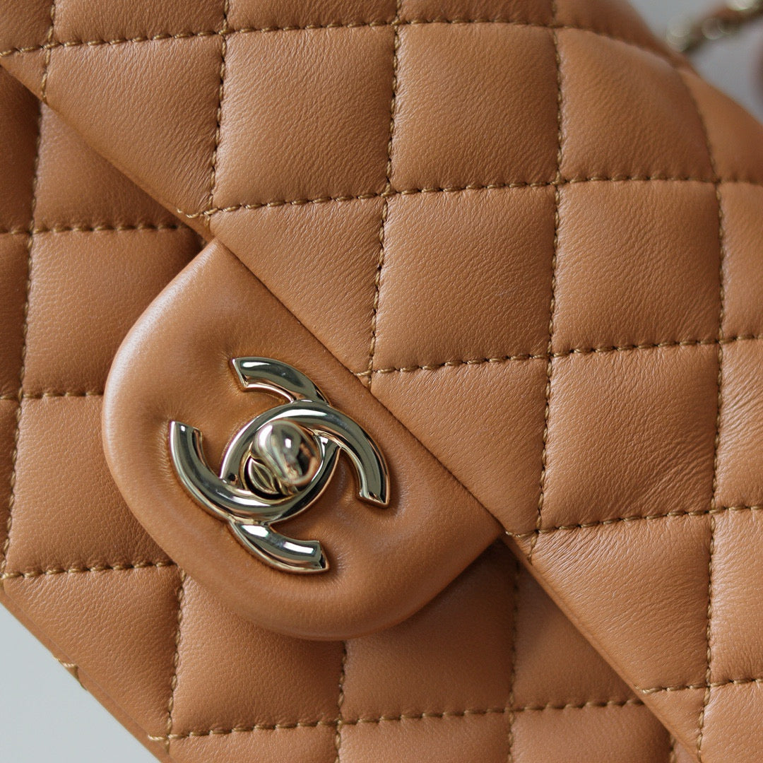 MINI SAC À RABAT AVEC POIGNÉE SUPÉRIEURE 20 CM EN CUIR D'AGNEAU MARRON QUINCAILLERIE DORÉ CLAIR
