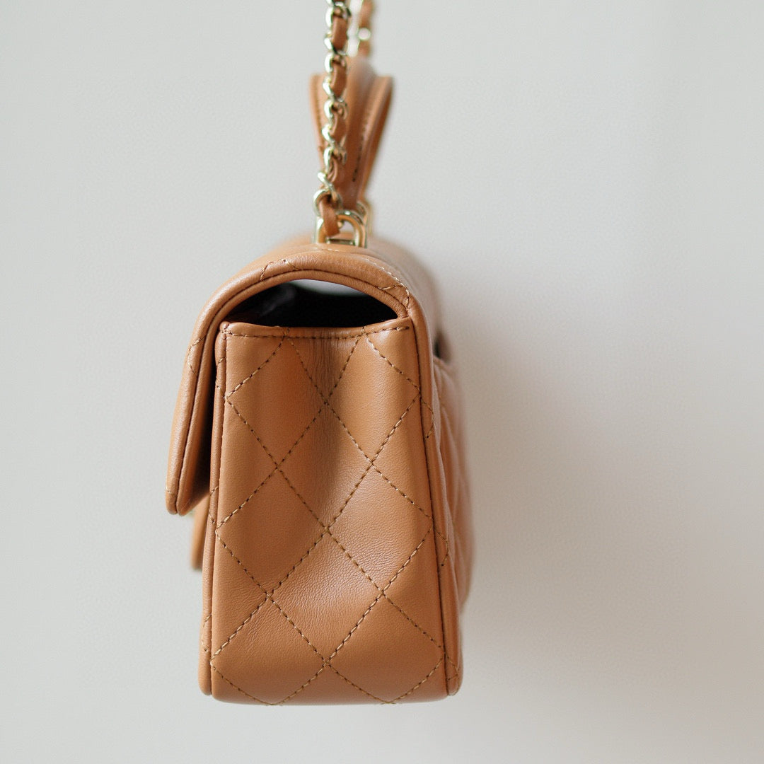 MINI SAC À RABAT AVEC POIGNÉE SUPÉRIEURE 20 CM EN CUIR D'AGNEAU MARRON QUINCAILLERIE DORÉ CLAIR