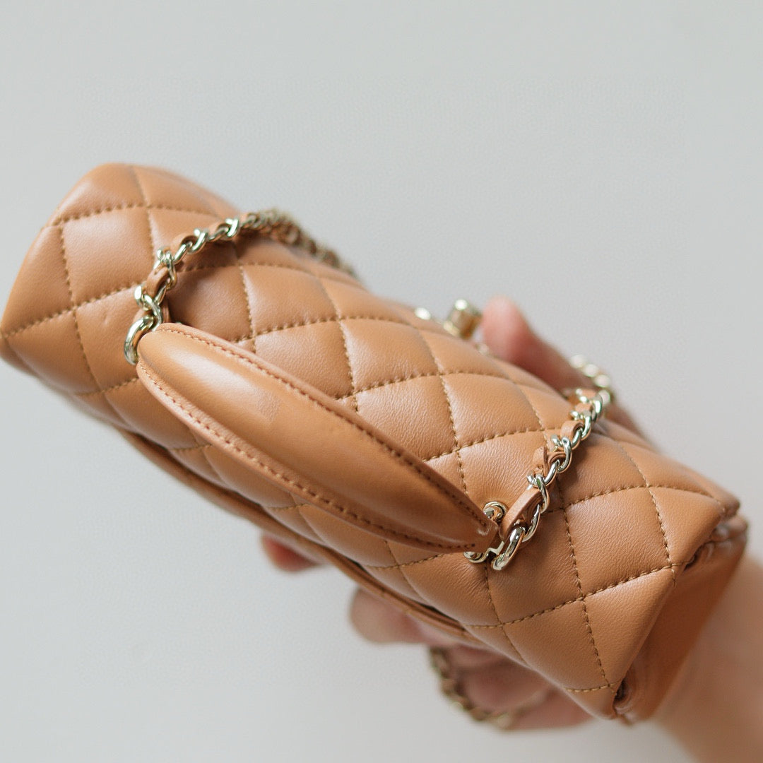 MINI SAC À RABAT AVEC POIGNÉE SUPÉRIEURE 20 CM EN CUIR D'AGNEAU MARRON QUINCAILLERIE DORÉ CLAIR