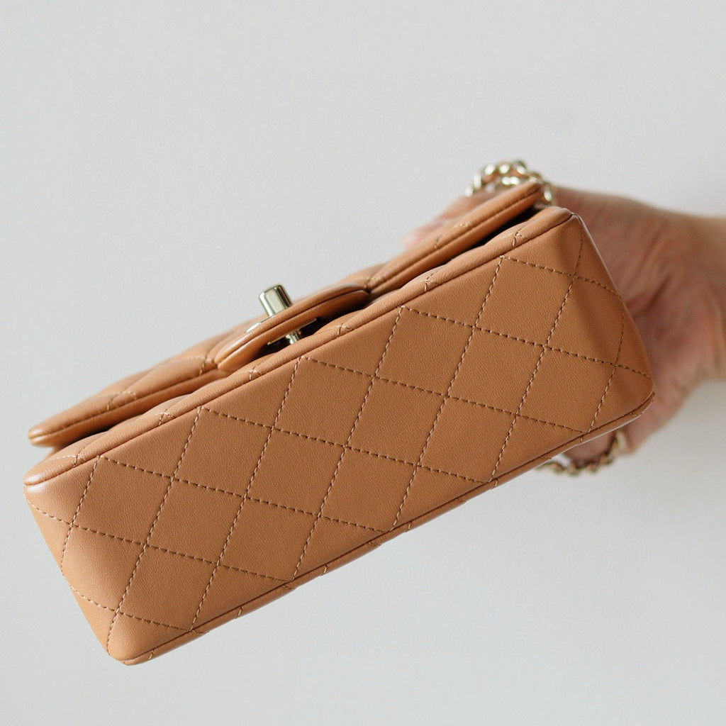 MINI SAC À RABAT AVEC POIGNÉE SUPÉRIEURE 20 CM EN CUIR D'AGNEAU MARRON QUINCAILLERIE DORÉ CLAIR