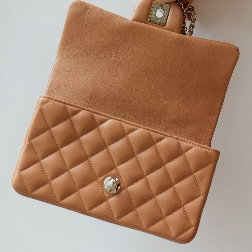 MINI SAC À RABAT AVEC POIGNÉE SUPÉRIEURE 20 CM EN CUIR D'AGNEAU MARRON QUINCAILLERIE DORÉ CLAIR