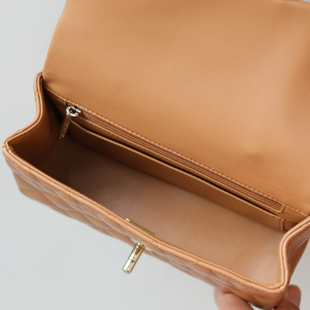 MINI SAC À RABAT AVEC POIGNÉE SUPÉRIEURE 20 CM EN CUIR D'AGNEAU MARRON QUINCAILLERIE DORÉ CLAIR
