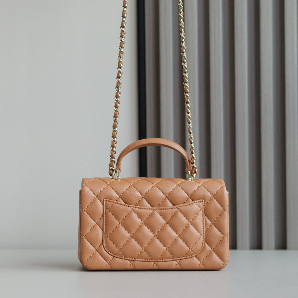 MINI SAC À RABAT AVEC POIGNÉE SUPÉRIEURE 20 CM EN CUIR D'AGNEAU MARRON QUINCAILLERIE DORÉ CLAIR