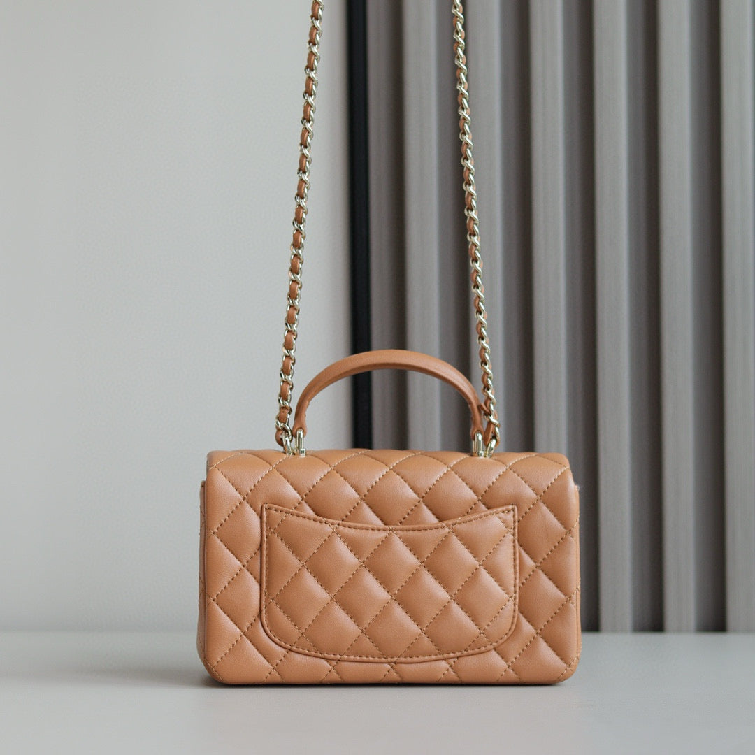 MINI SAC À RABAT AVEC POIGNÉE SUPÉRIEURE 20 CM EN CUIR D'AGNEAU MARRON QUINCAILLERIE DORÉ CLAIR