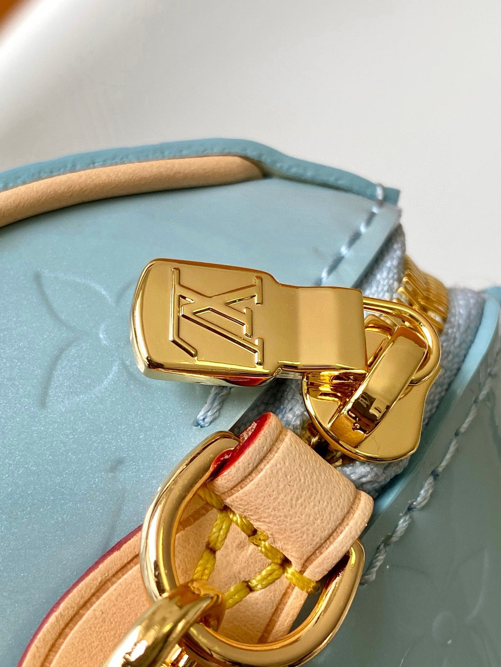 NANO SPEEDY 16 EN PASTEL MONOGRAMME VERNIS QUINCAILLERIE OR