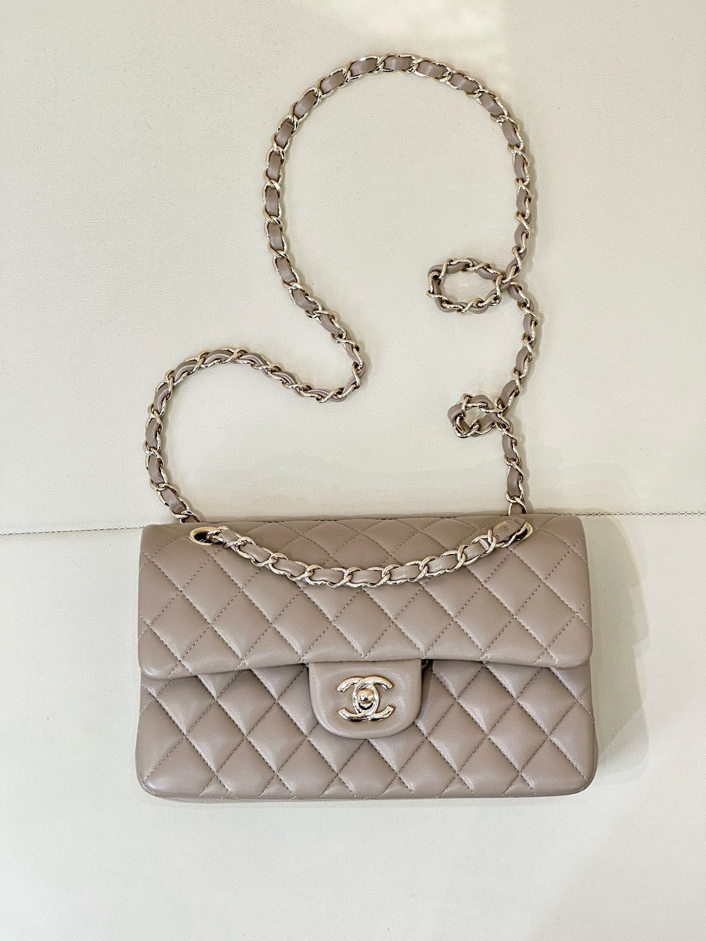 SAC À RABAT 23 CM EN CUIR D'AGNEAU BEIGE QUINCAILLERIE OR CLAIR