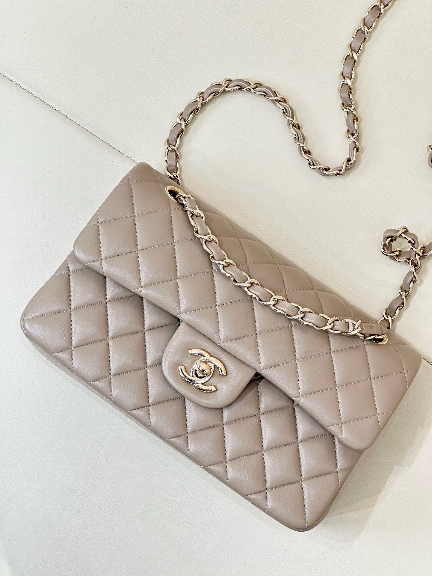 SAC À RABAT 23 CM EN CUIR D'AGNEAU BEIGE QUINCAILLERIE OR CLAIR